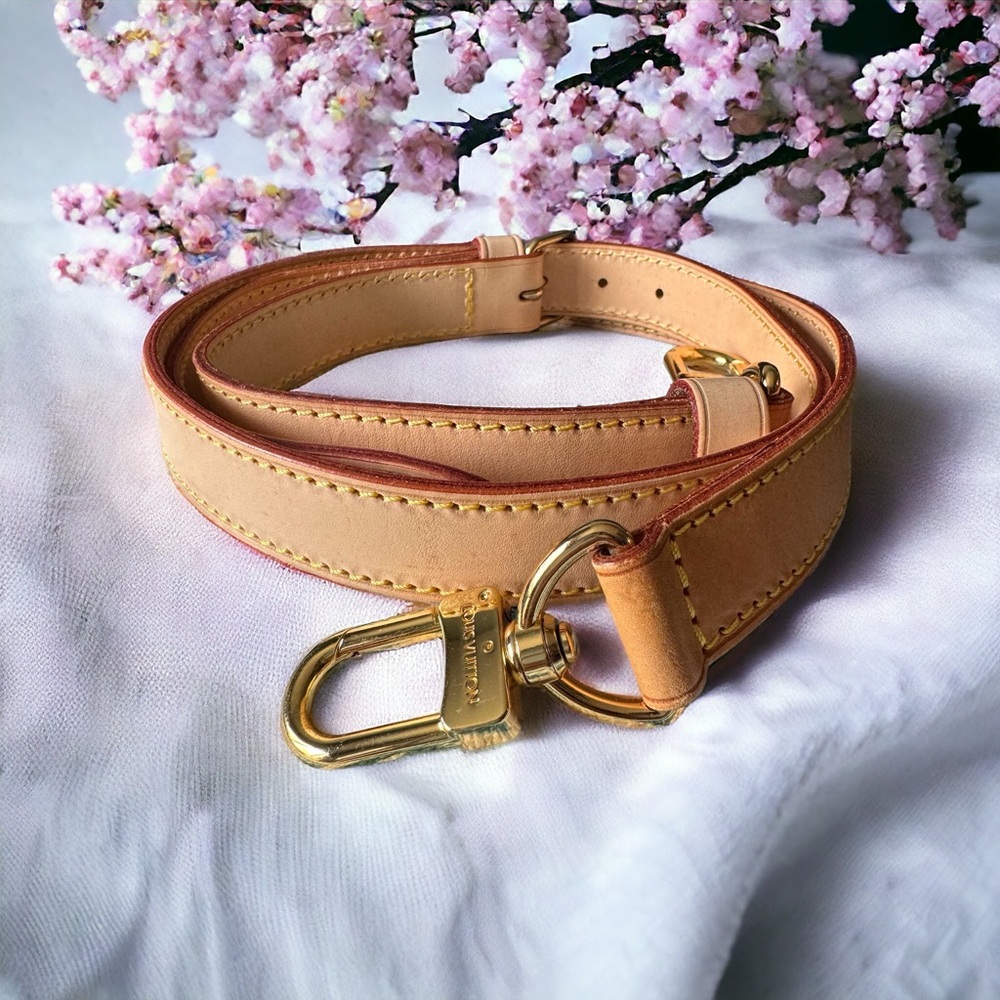 LOUIS VUITTON BANDOLIER strap.